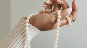 Festa della mamma, dai bracciali ai gioielli personalizzati: la classifica dei regali più scelti