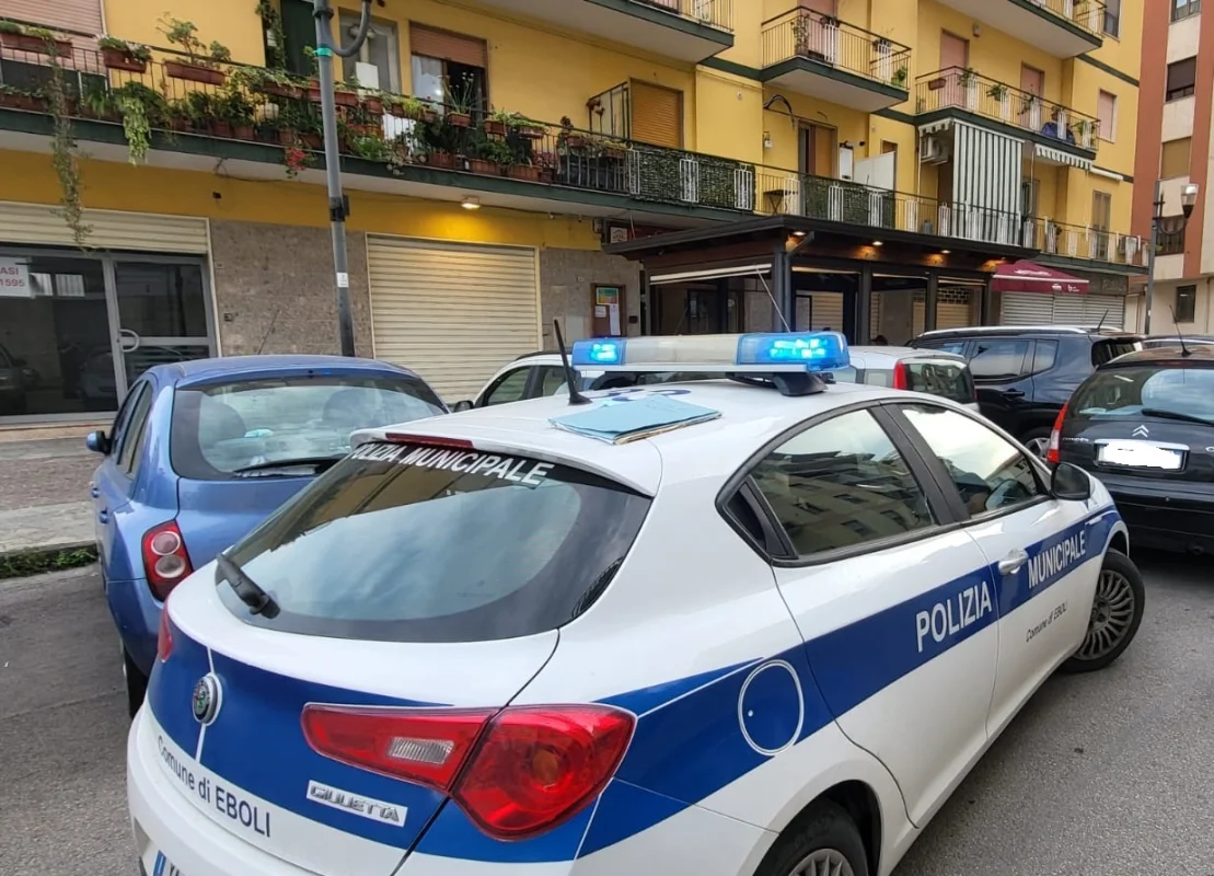 Polizia municipale di Eboli smantella mercatino abusivo a Santa Cecilia