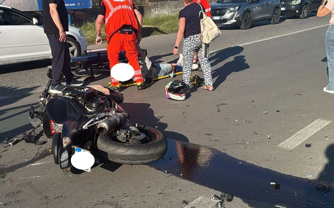 Incidente a Pontecagnano: scontro auto-moto, un centauro ferito