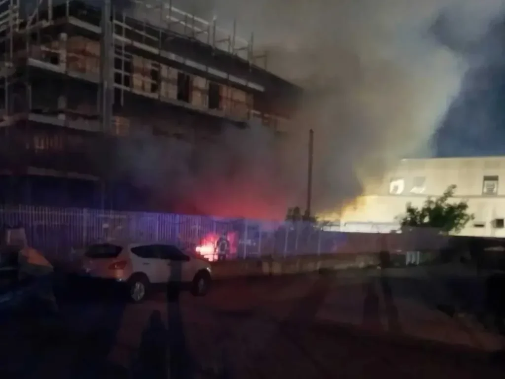 Incendio a Battipaglia: rogo in un deposito di pannelli per porte blindate
