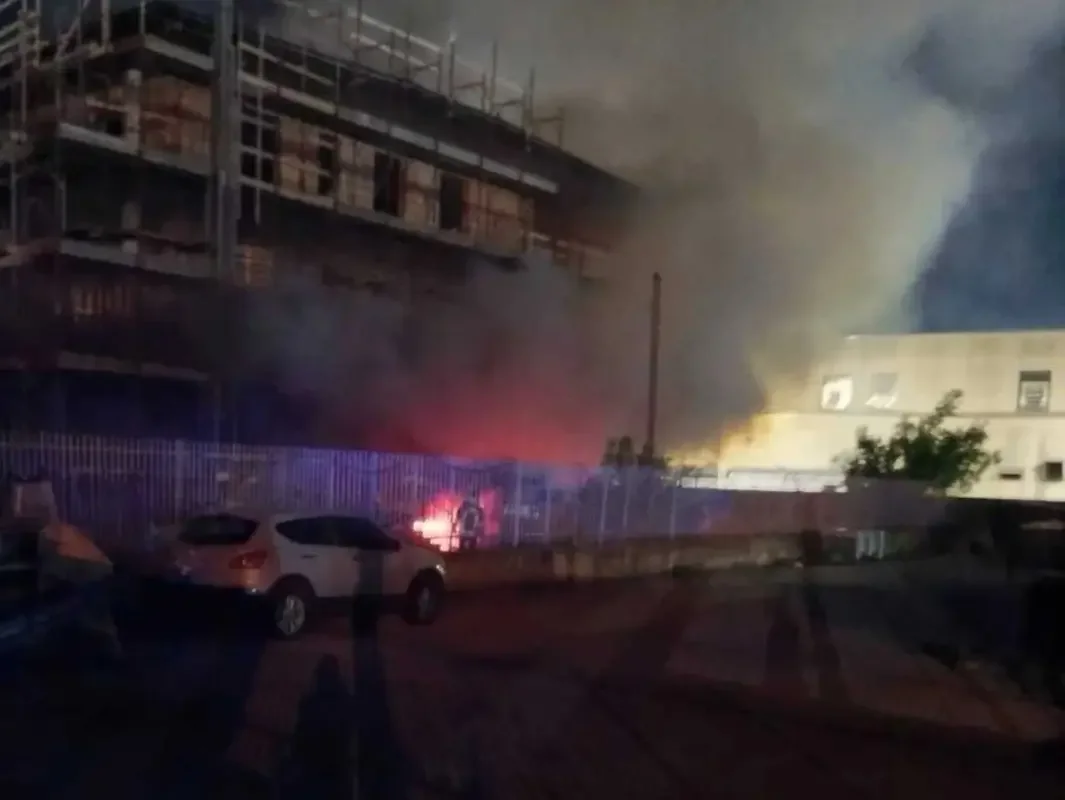 Incendio a Battipaglia: rogo in un deposito di pannelli per porte blindate