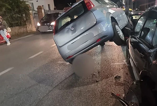 Incidente nel centro di Salerno: auto si schianta contro vetture in sosta