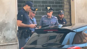 Panico a Battipaglia: giovane armato di bastone semina il terrore in centro