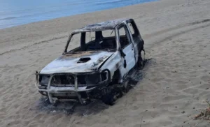 Fuoristrada rubato a Capaccio ritrovato carbonizzato sulla spiaggia di Eboli