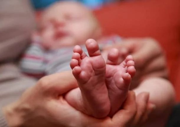 Nascita inaspettata ad Albanella: il piccolo Antonio viene al mondo in casa