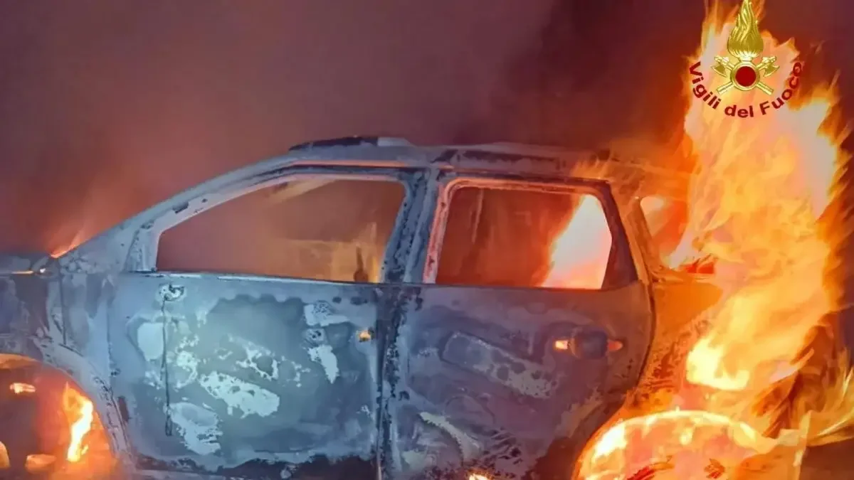 Furgone in fiamme a Eboli, paura e richieste di sicurezza dei residenti