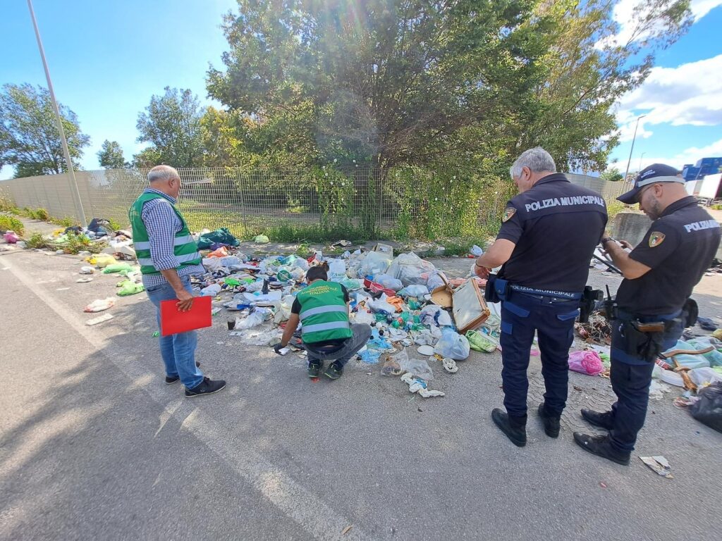 Salerno, nuova discarica abusiva in via Salvador Allende: area sequestrata durante i controlli