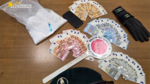 Cocaina e denaro nascosti in auto: arrestato 23enne nel Salernitano