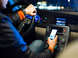 Anas, la ricerca sugli stili di guida: soltanto il 42% degli italiani utilizza correttamente il cellulare al volante