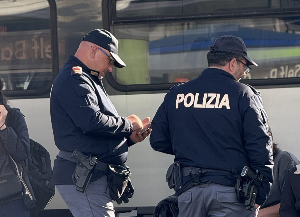 Tenta di colpire comandante Polfer con un coltello, arrestato a Sapri
