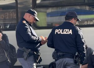 Tenta di colpire comandante Polfer con un coltello, arrestato a Sapri