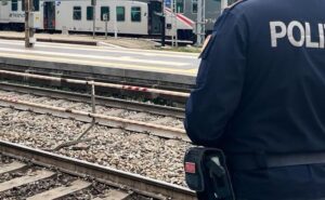 Sapri, arresto convalidato ma torna in libertà il 64enne che tentò di accoltellare il comandante della Polfer