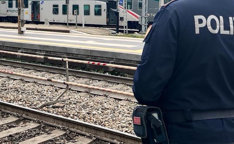 Sapri, arresto convalidato ma torna in libertà il 64enne che tentò di accoltellare il comandante della Polfer