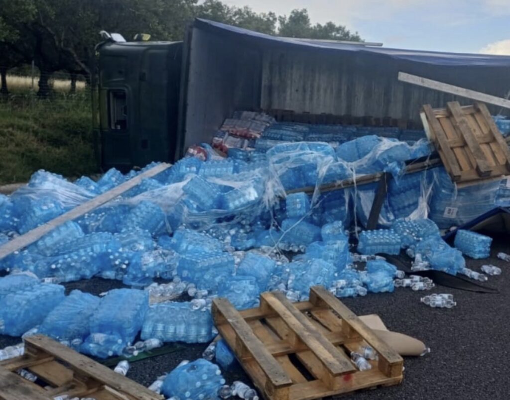 Camion si ribalta sull’A2 ad Eboli: disperse sull’asfalto le bottiglie d’acqua, traffico rallentato