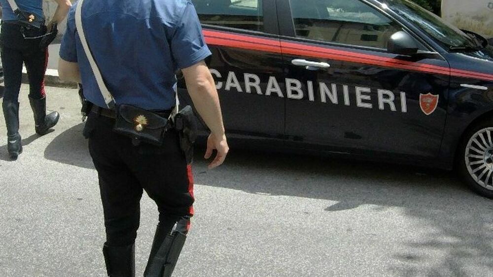 Giffoni Valle Piana, uomo aggredisce compagna e si barrica in garage: poi minaccia i carabinieri