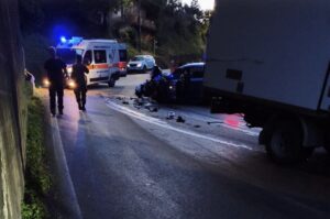 Grave incidente tra Serre e Campagna, scontro tra auto e furgone: cinque coinvolti