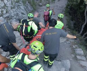 Sentiero degli Dei, escursionista 75enne precipita e muore: recupero con Soccorso Alpino e Vigili del Fuoco