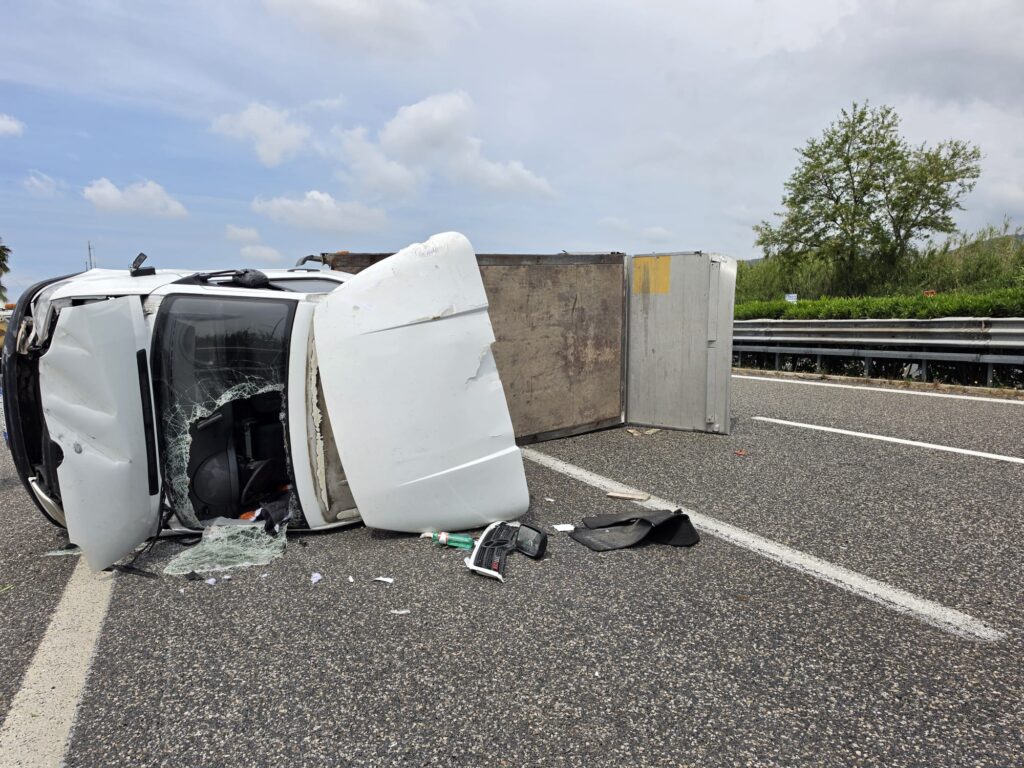 Incidente stradale, un autocarro si è ribaltato sulla A2 tra Eboli e Campagna