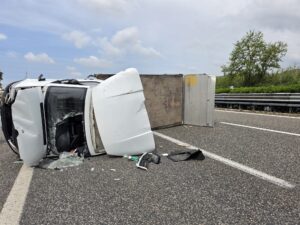 Incidente stradale, un autocarro si è ribaltato sulla A2 tra Eboli e Campagna