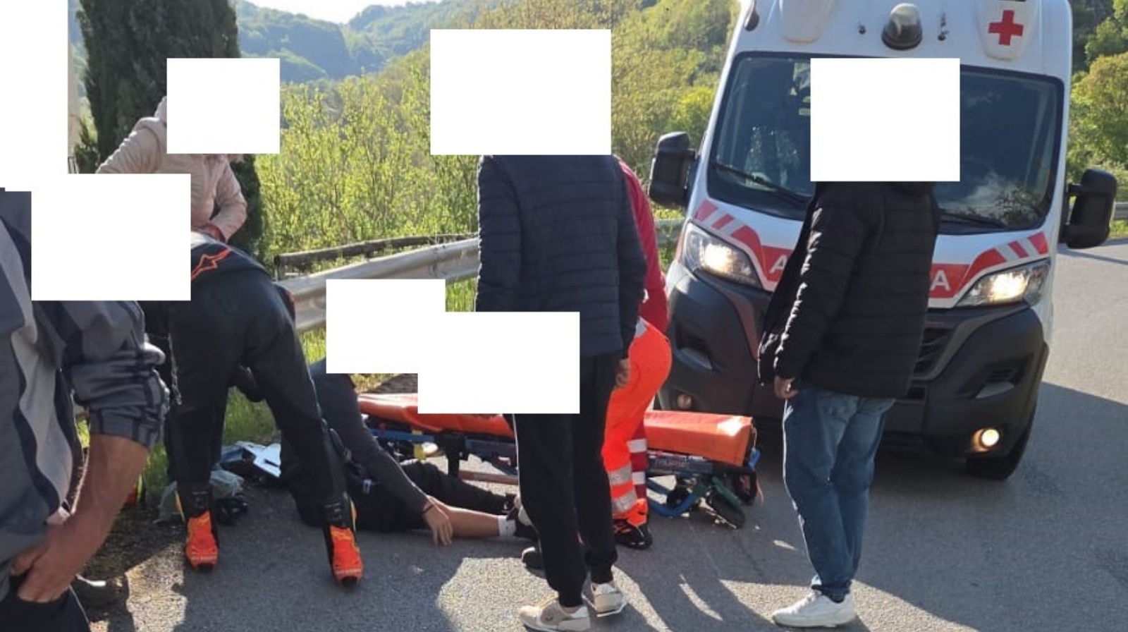 Pomeriggio di paura a Magorno: due motociclisti cadono lungo la SP276