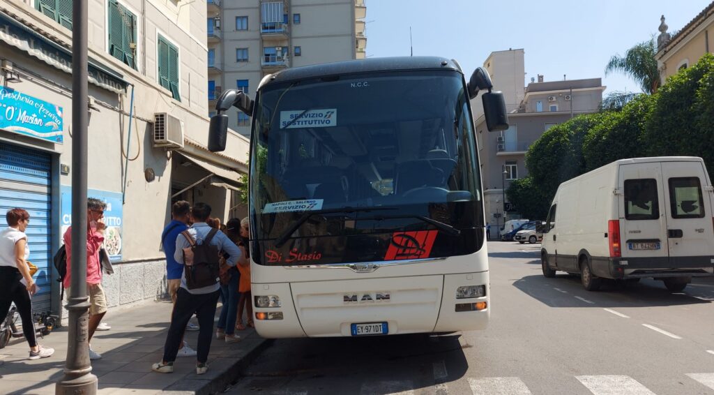 Linea ferroviaria sospesa tra Napoli e Salerno: disagi e proteste per i bus sostitutivi