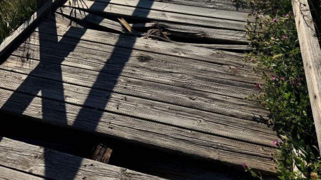 Passerella dissestata a Baia Arena, allarme sicurezza a pochi giorni dall’estate