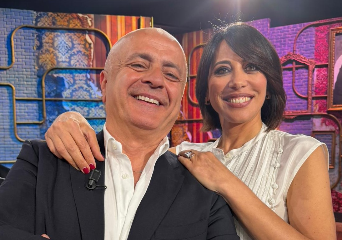 Pippo Pelo ospite di “Ciao Maschio” su Rai1: «Mi racconterò senza maschere»