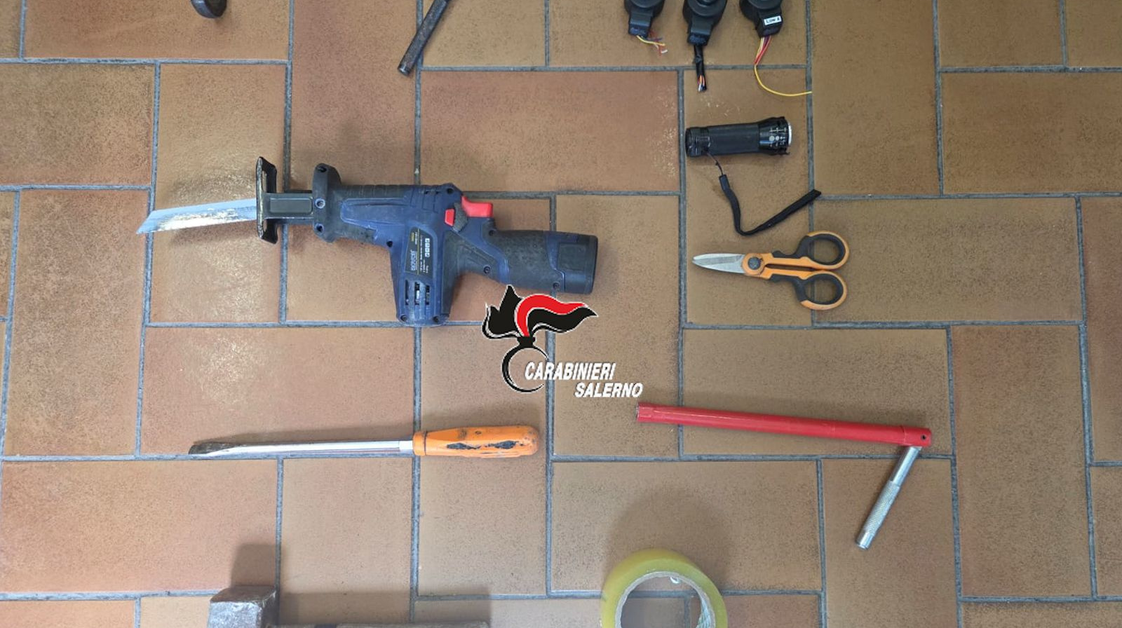 Furto aggravato in un edificio comunale a Pontecagnano: due arresti