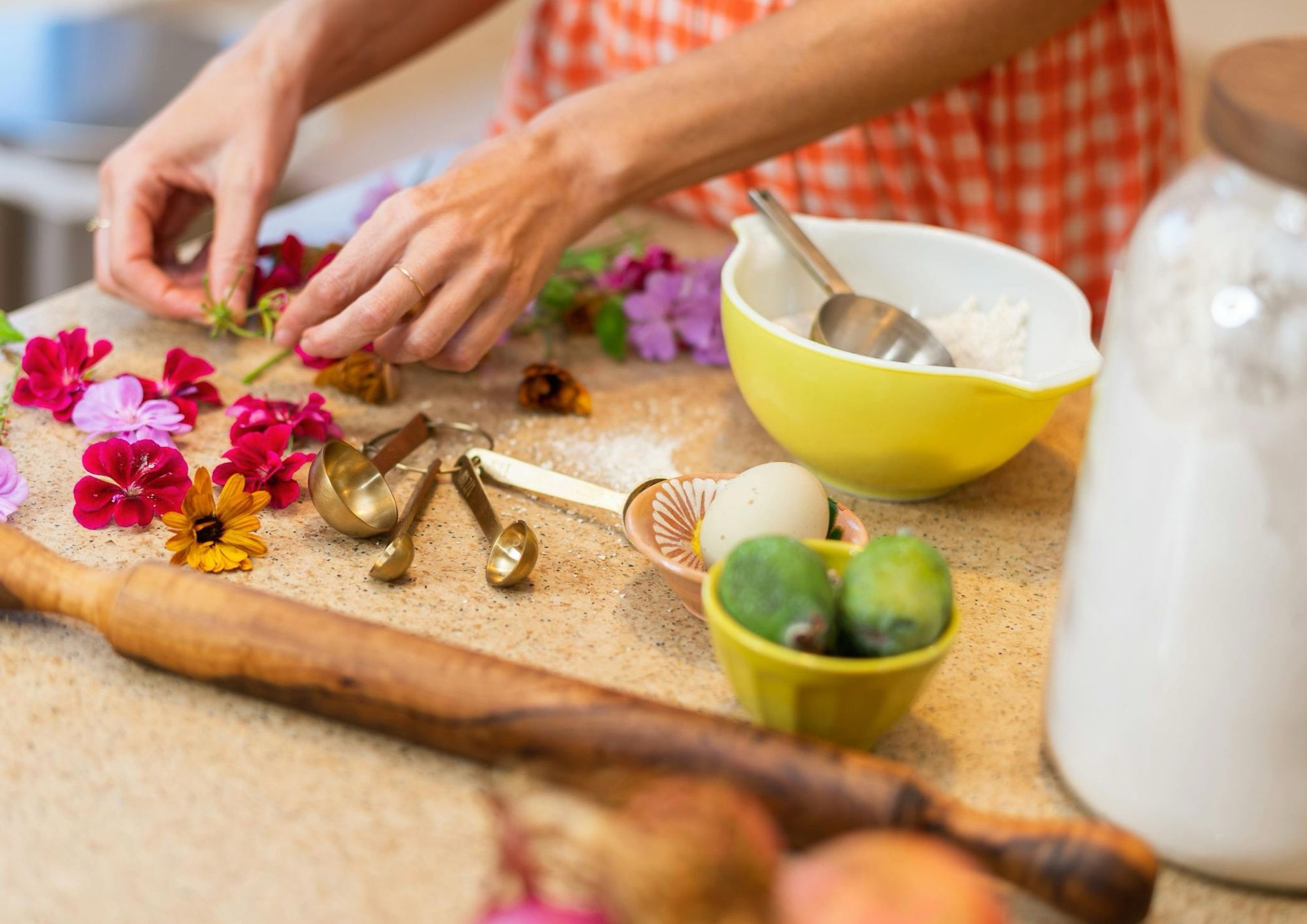 Fiori eduli in cucina: due ricette facili da portare in tavola