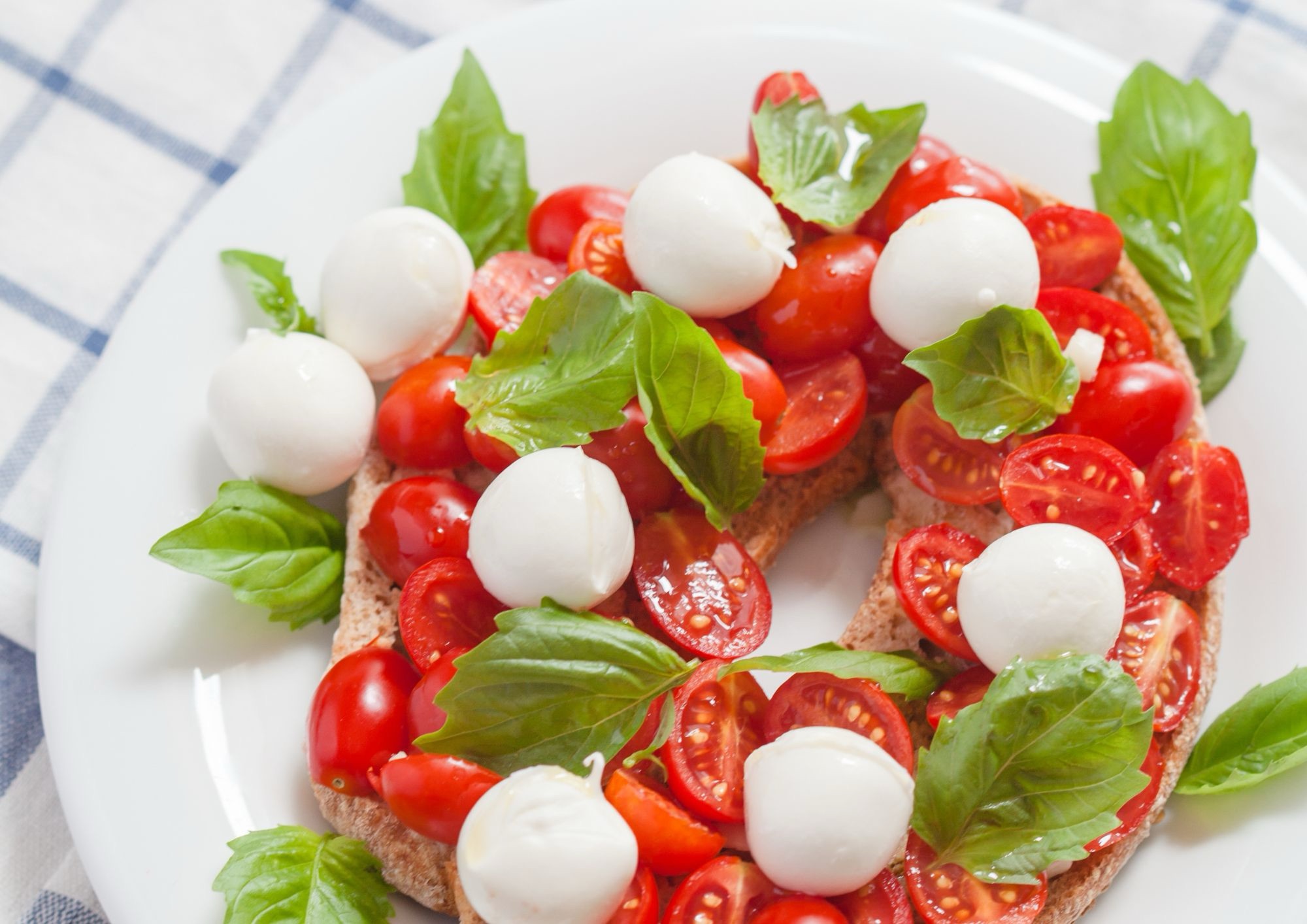 Estate, la fresella protagonista: cinque ricette fresche e diverse per la tavola estiva