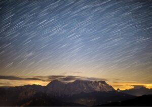 Eta Aquaridi 2026, torna lo spettacolo delle “stelle cadenti”: quando e come osservarle dall’Italia