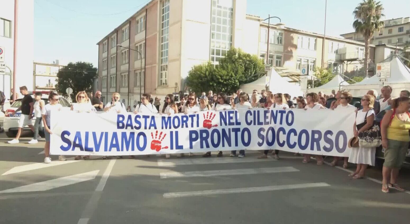 Ospedale di Agropoli, cresce il fronte della mobilitazione: anche i parroci al presidio cittadino