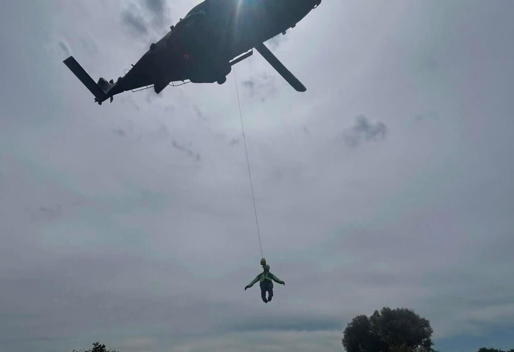 Soccorso alpino e Marina Militare insieme per un addestramento congiunto in Campania: testate operazioni con elicottero NH90