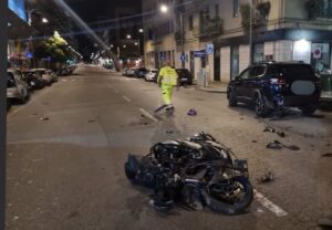 Salerno, incidente nella notte in Corso Garibaldi: due feriti trasportati in ospedale