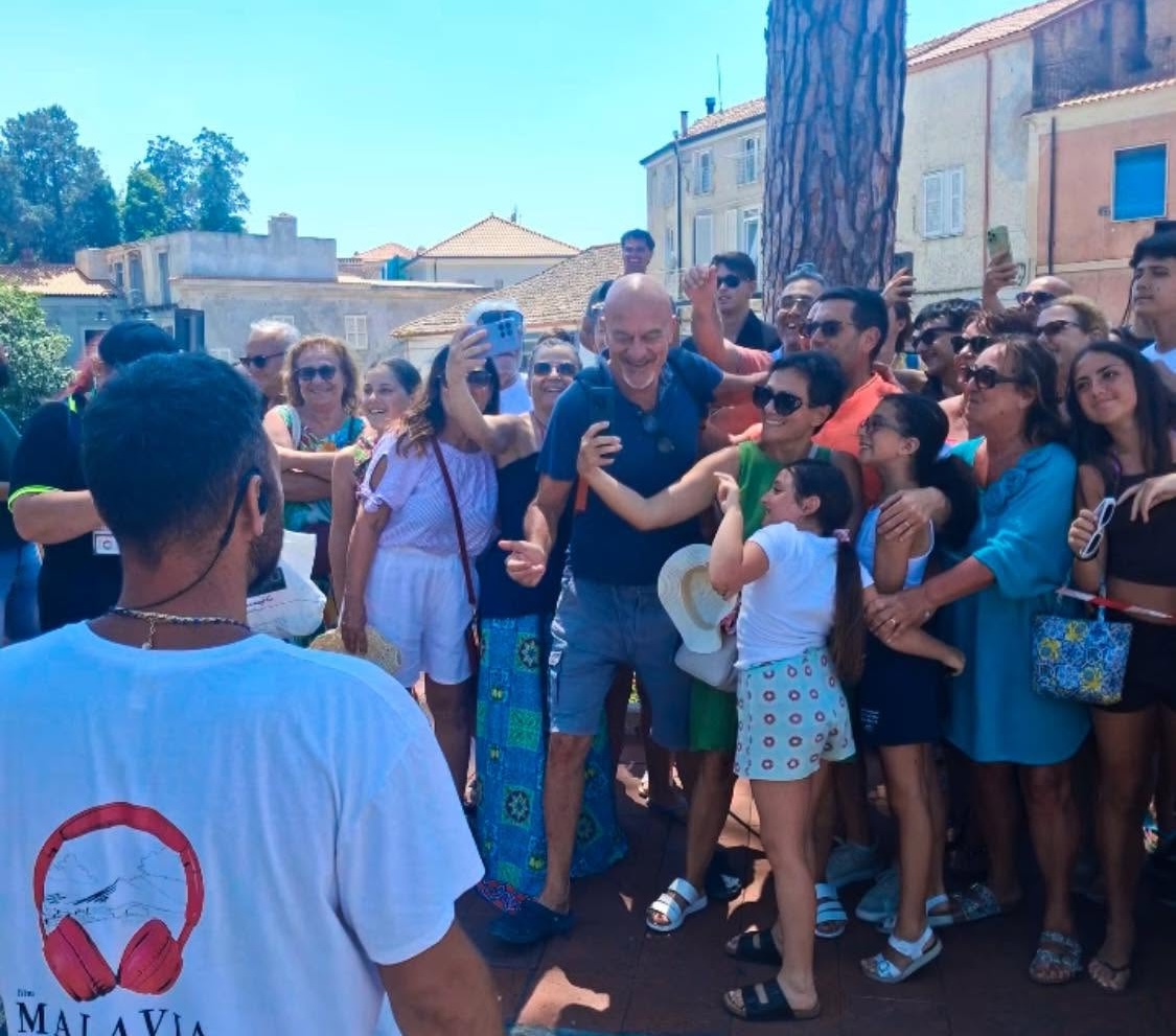 Bentornati al Sud, Castellabate torna set cinematografico: folla per Bisio, Siani ed Esposito