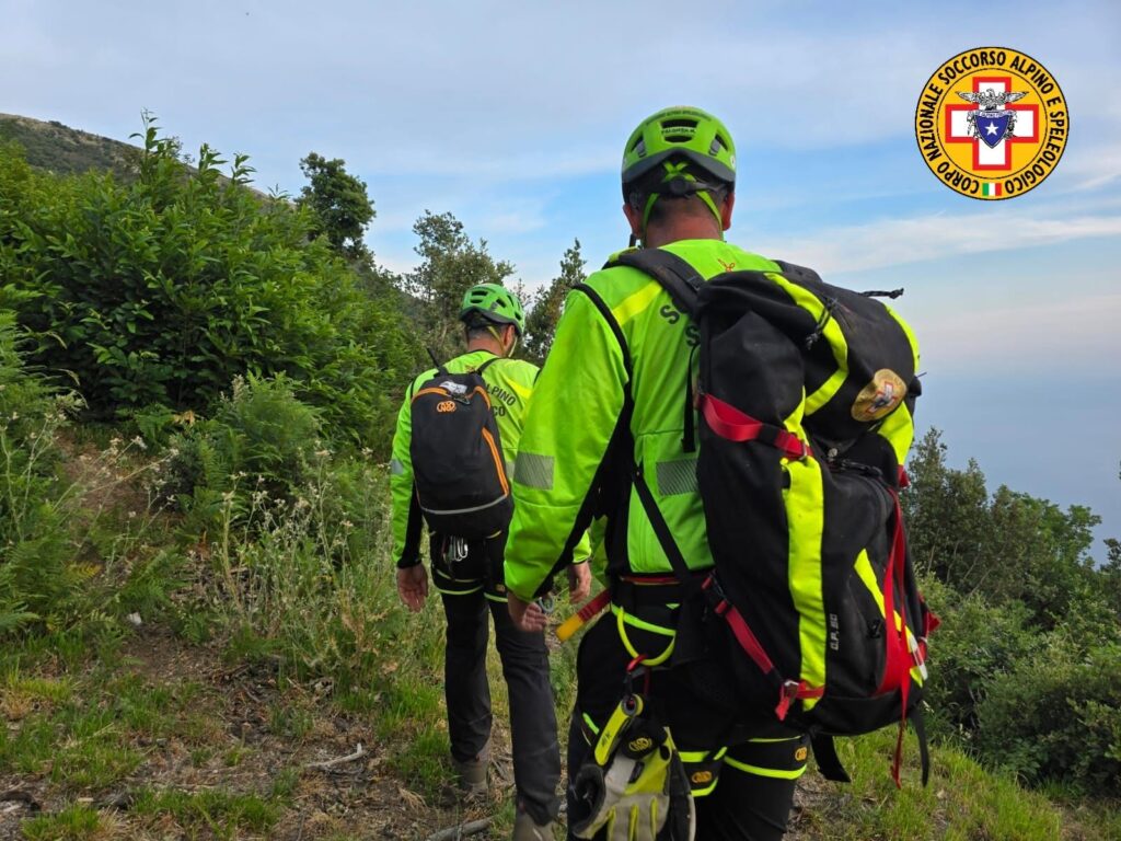 Donna chiede aiuto lungo il Sentiero degli Dei, scattano le ricerche tra Agerola e Positano
