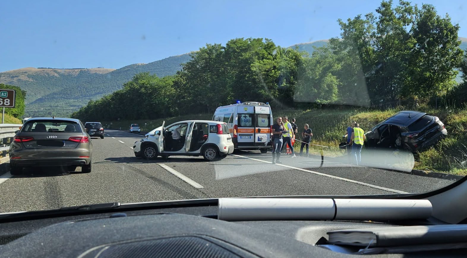 Incidente sull’A2 del Mediterraneo tra Atena Lucana e Polla: coinvolte due auto, traffico rallentato