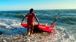 Capaccio Paestum, due giovani rischiano di annegare: salvati dal bagnino