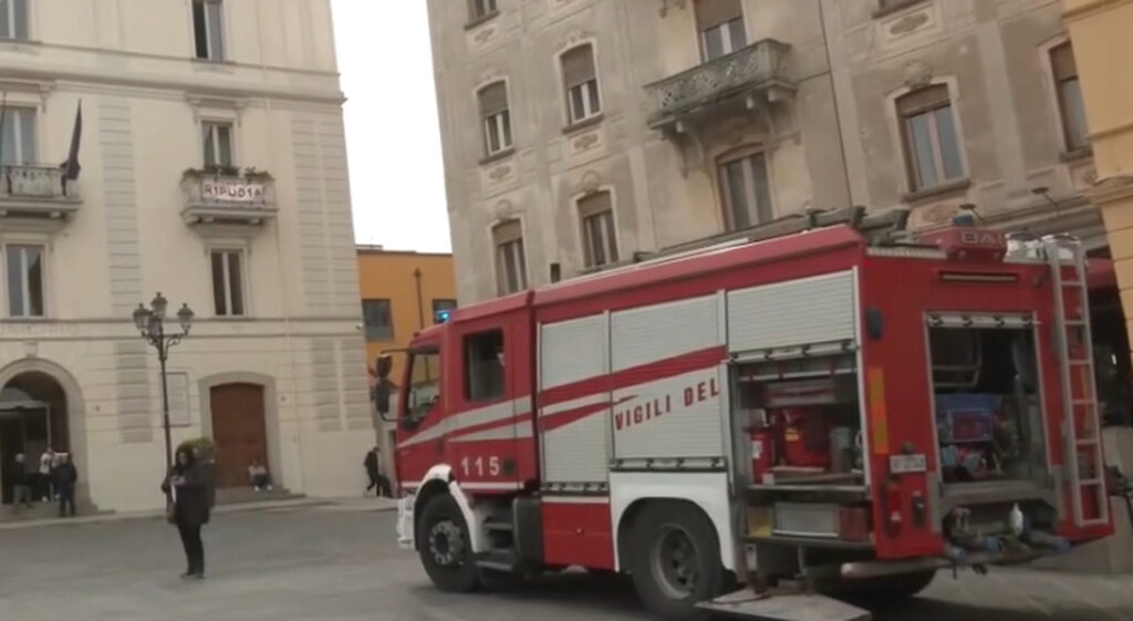 Incendio in un’abitazione a Vallo della Lucania, vigili del fuoco in azione in via Fornacelle