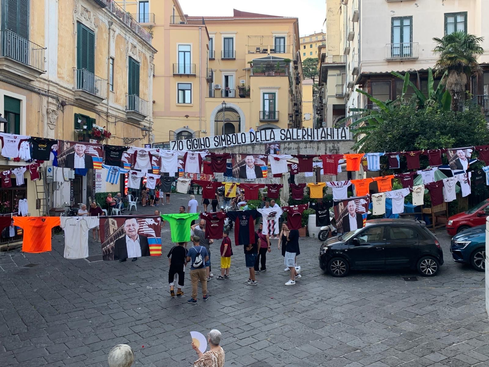 Oltre cento magliette della Salernitana davanti al Duomo: Salerno ricorda Zio Gigino