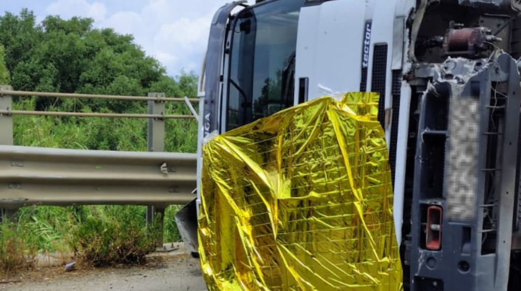 Camion si ribalta sull’Aversana tra Pontecagnano e Battipaglia: morto il conducente