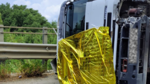 Camion si ribalta sull’Aversana tra Pontecagnano e Battipaglia: morto il conducente