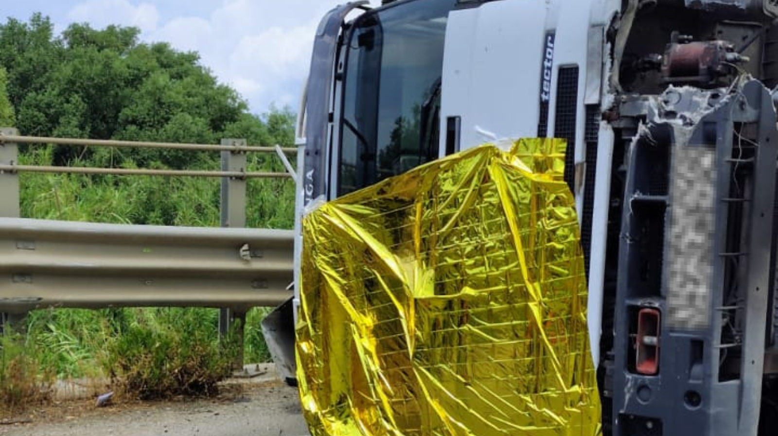 Camion si ribalta sull’Aversana tra Pontecagnano e Battipaglia: morto il conducente