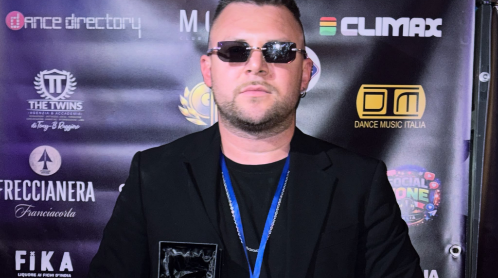 Capaccio Paestum festeggia Lelejoop: Raffaele Nacarlo premiato come miglior vocalist d’Italia ai DMA
