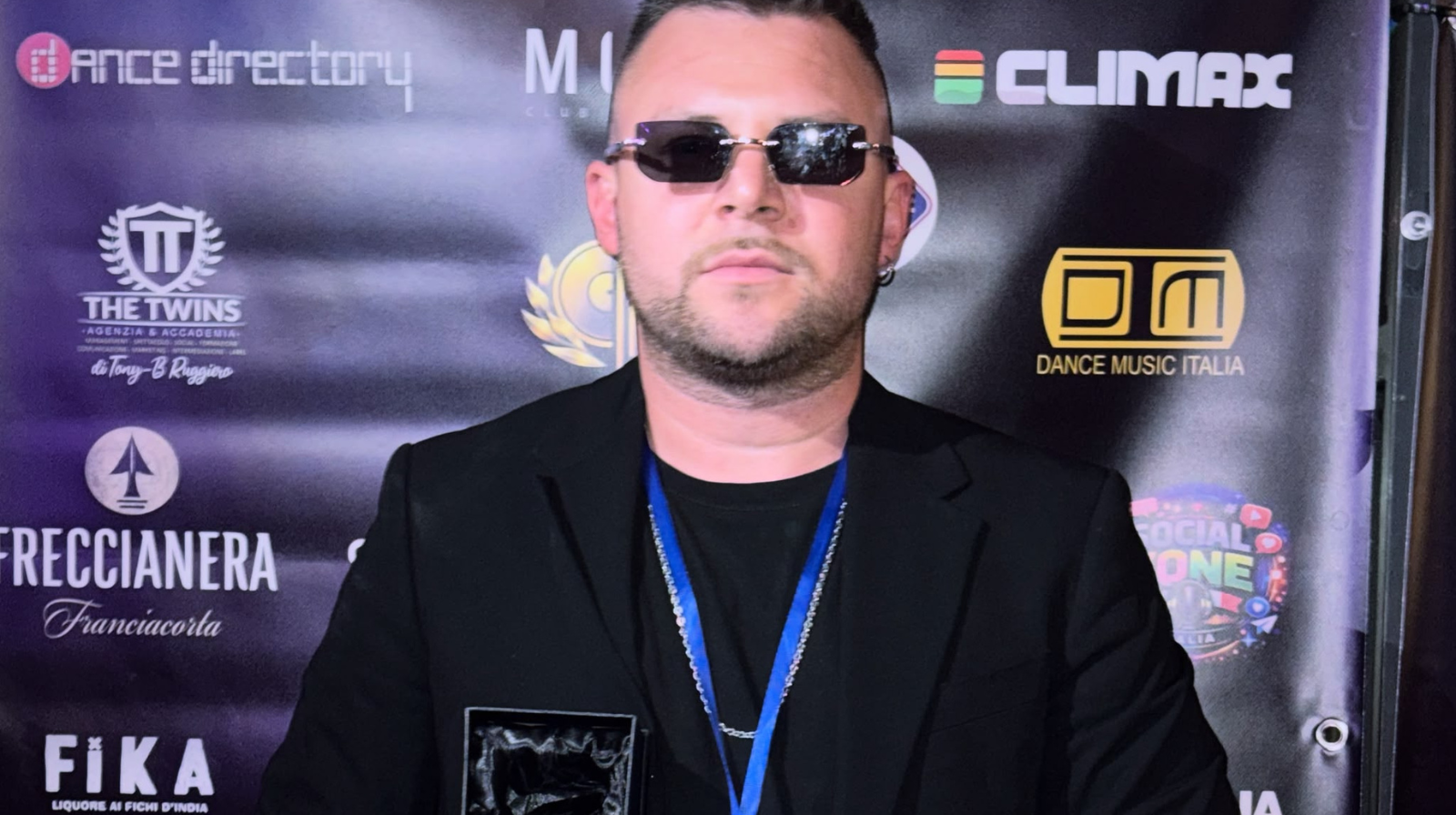 Capaccio Paestum festeggia Lelejoop: Raffaele Nacarlo premiato come miglior vocalist d’Italia ai DMA