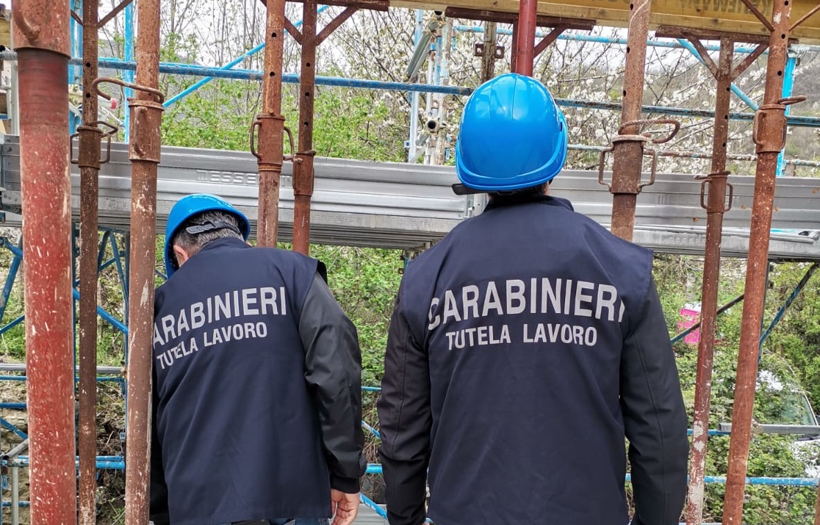 Salerno, controlli in un cantiere edile: tre sospensioni, lavoratori in nero e gravi carenze sulla sicurezza