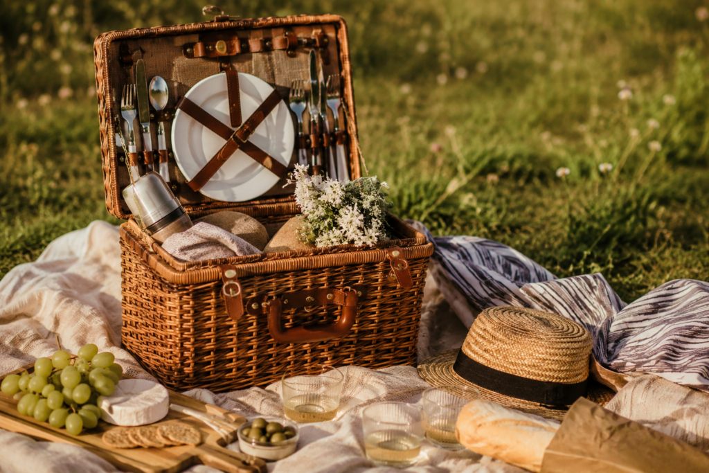 Il piacere del picnic parte dai dettagli: il fascino del cestino in vimini