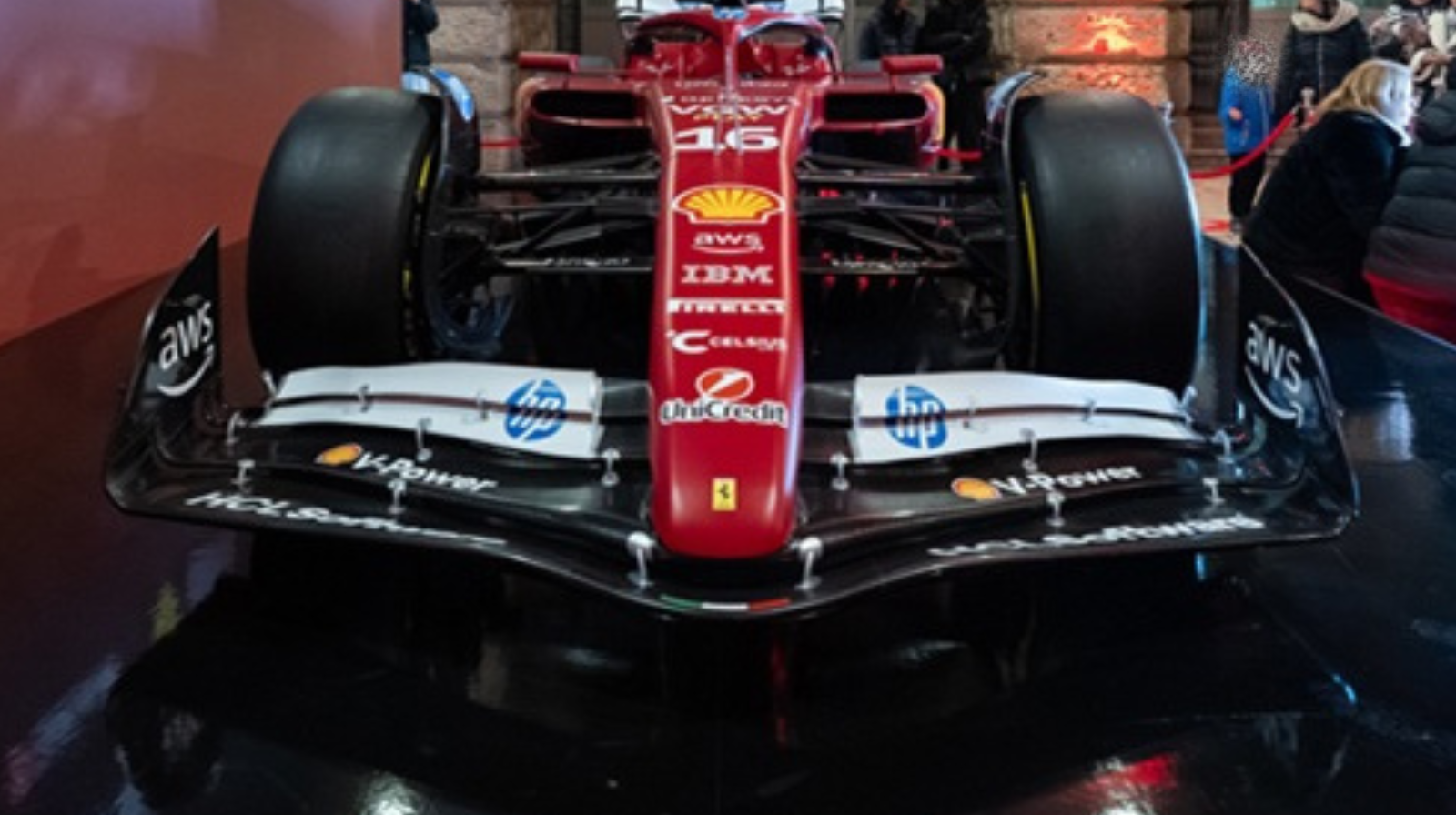 Il tour di UniCredit con la Ferrari SF-24 fa tappa a Napoli
