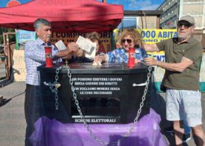 Agropoli, una bara davanti all’ospedale e le tessere elettorali consegnate dai cittadini