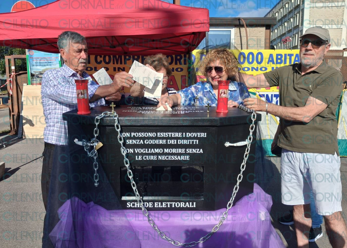 Agropoli, una bara davanti all’ospedale e le tessere elettorali consegnate dai cittadini
